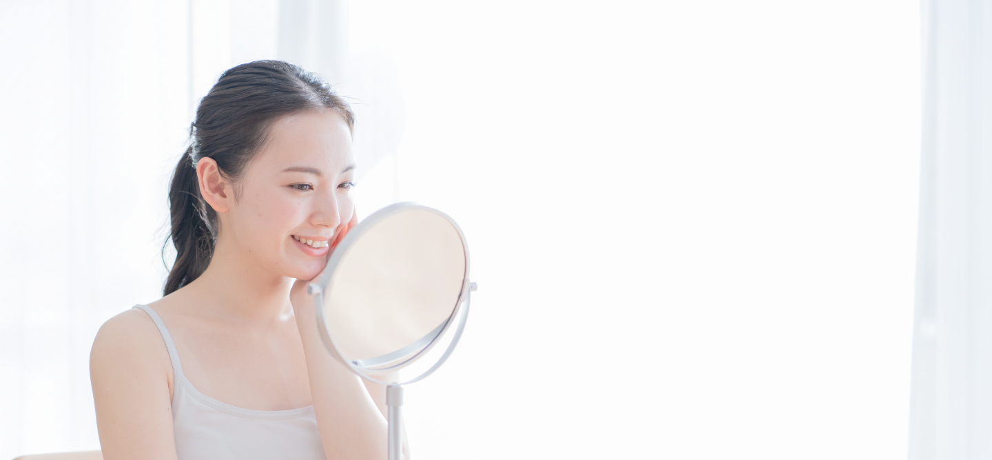 鏡を見ている女性